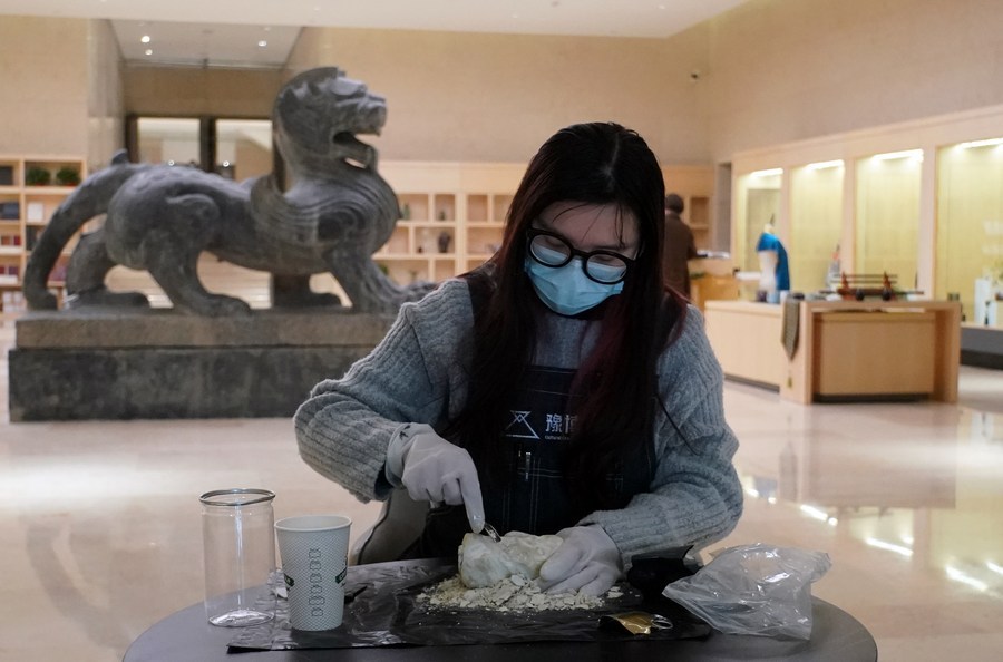 Across China Archaeological fans dig joy out of blind boxes