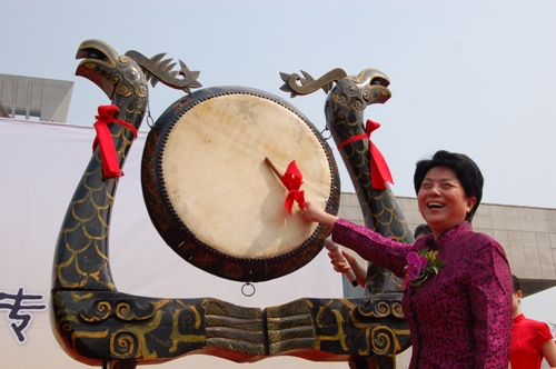 河南省委常委,宣传部长,副省长孔玉芳击响的虎座鼓代表着全国百城旅游