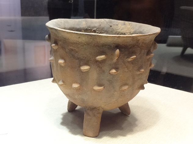 326乳钉纹红陶鼎