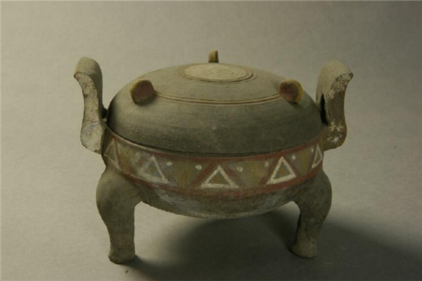 彩绘三角纹灰陶鼎