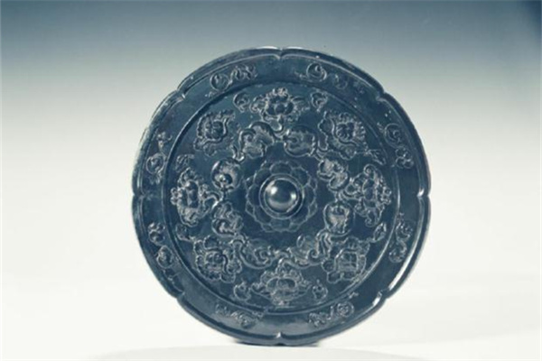 鸳鸯卧莲纹铜镜唐代(公元618