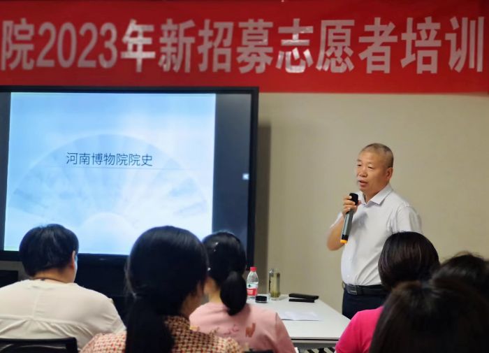 副院长张得水为志愿者授课《河南博物院院史》.jpg