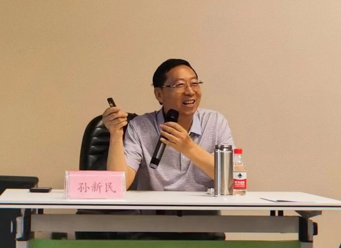 中国古陶瓷学会会长孙新民为志愿者授课《陶瓷器常识》.jpg