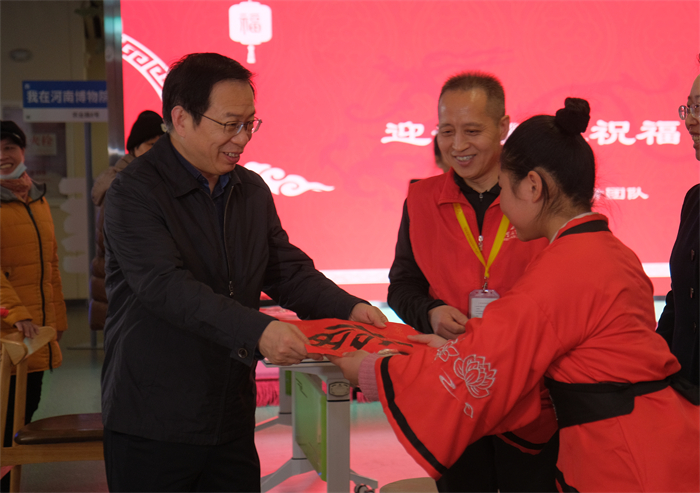 马萧林院长到现场看望志愿者们.jpg