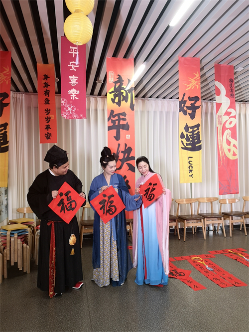 志愿者们着华服，迎新春.jpg
