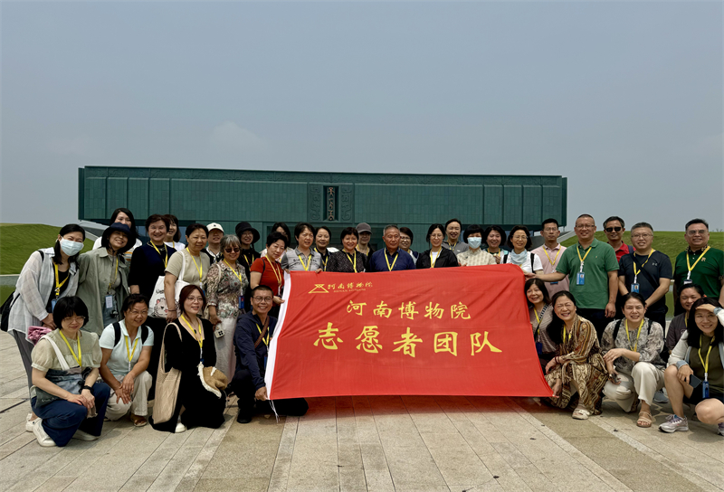 河南博物院志愿者在殷墟博物馆.jpg