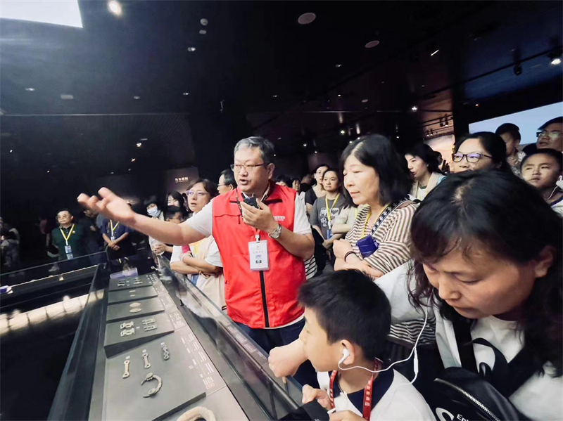 殷墟博物馆志愿者为河南博物院志愿者讲解.jpg