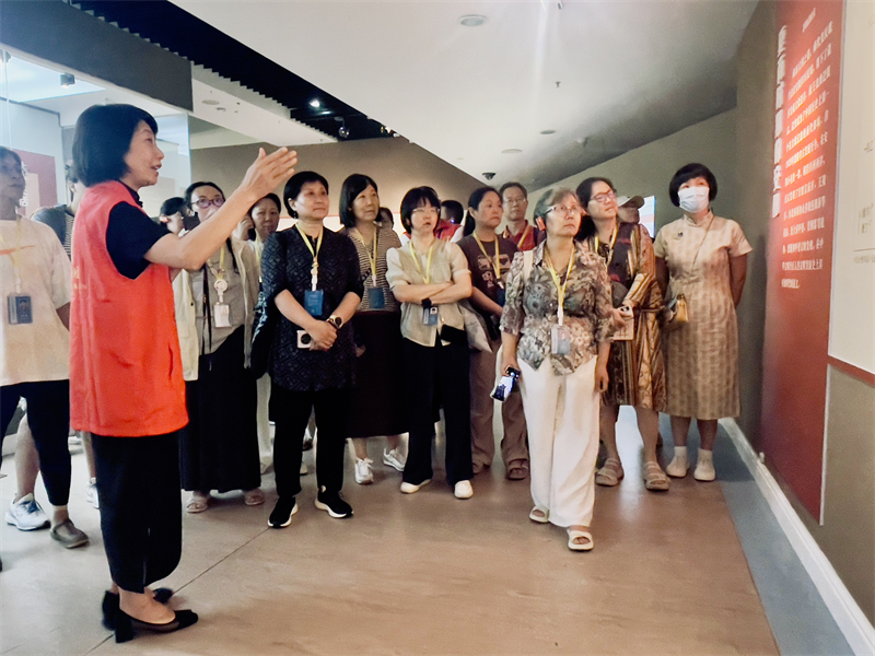 安阳博物馆志愿者为河南博物院志愿者讲解.jpg