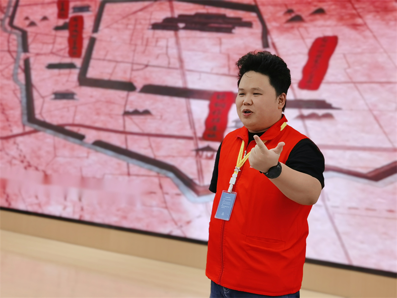 志愿者刘焱为师生讲述《行走豫博 读懂中国—河南博物院九大镇院之宝》的中原故事.jpg
