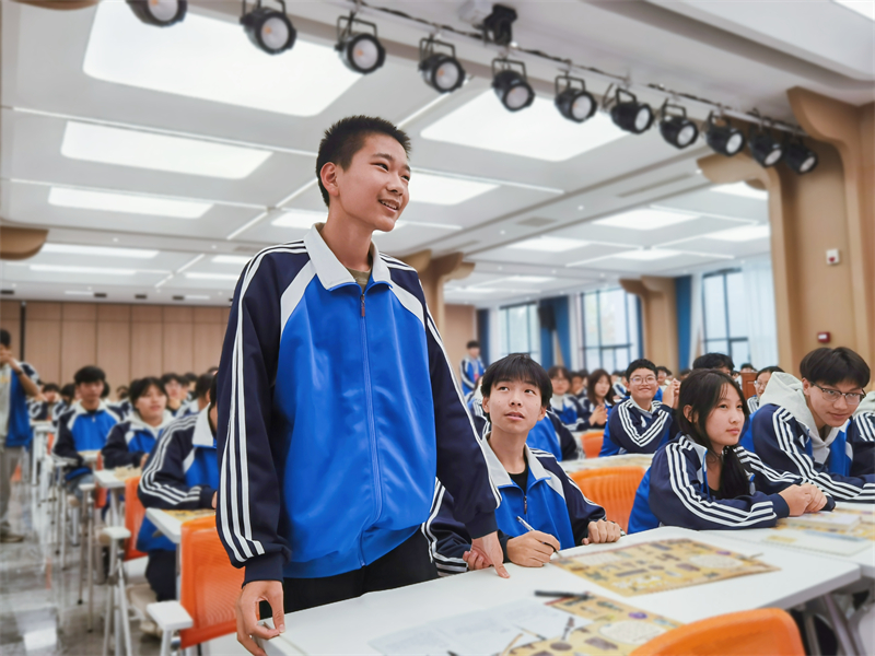 同学们积极回答问题.jpg
