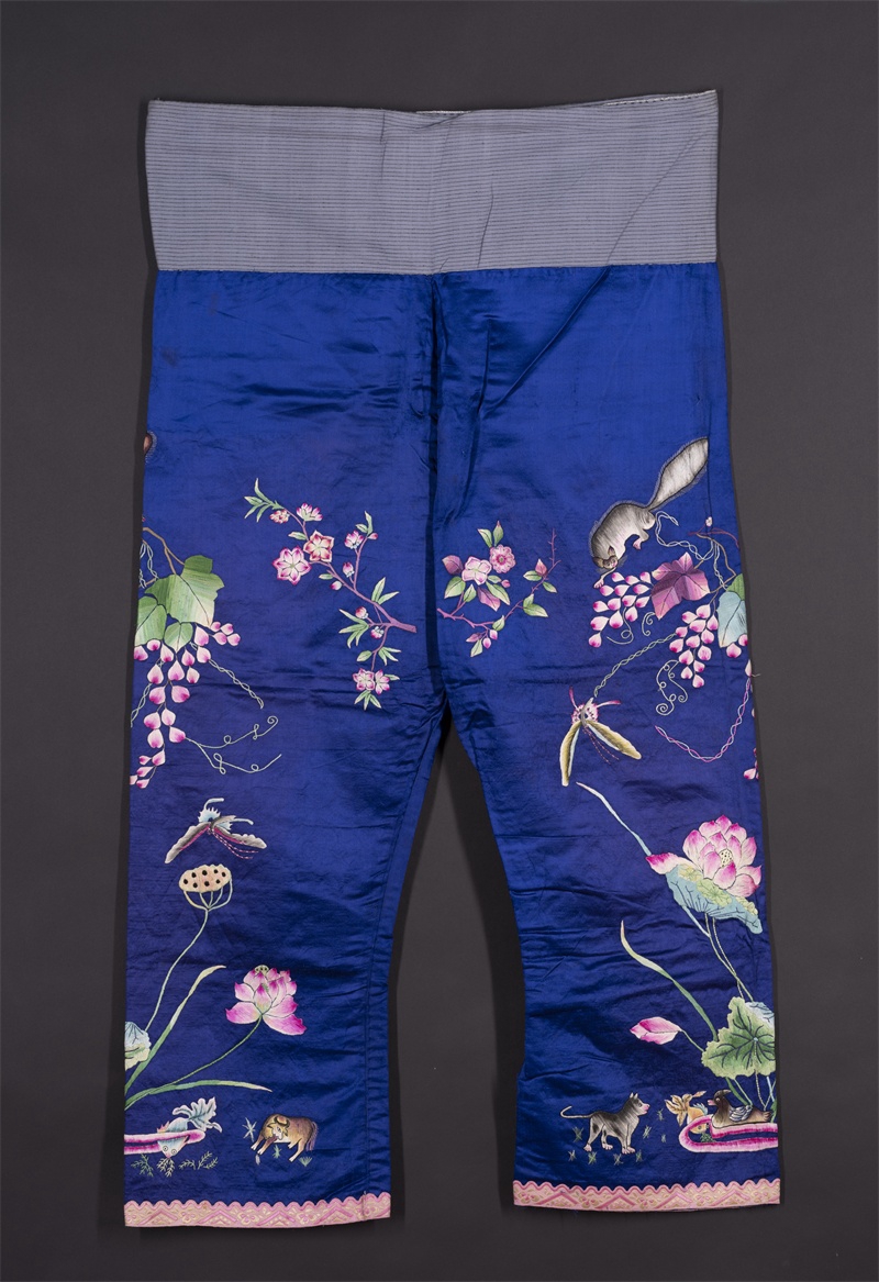 总37227-灵宝兰缎绣花女裤-01-牛爱红摄影.jpg