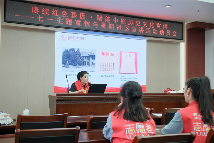优秀志愿者李琳做宣讲示范.JPG