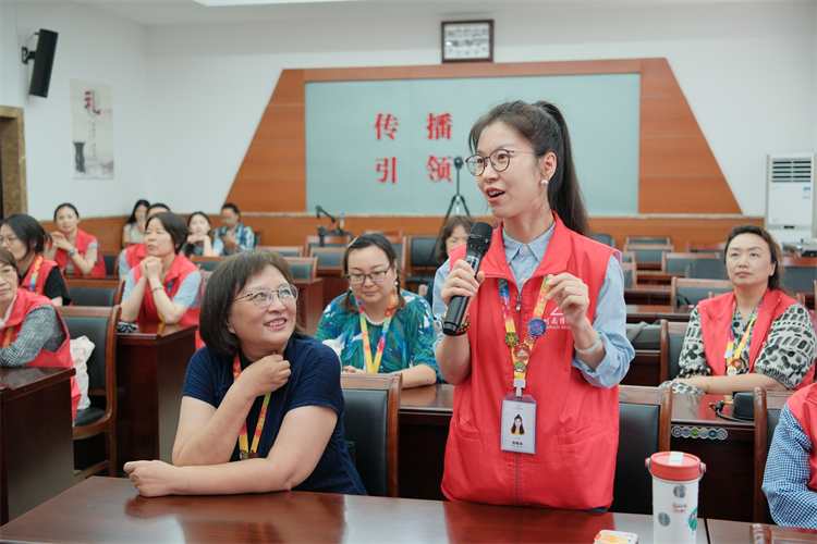 在场志愿者踊跃发言.JPG