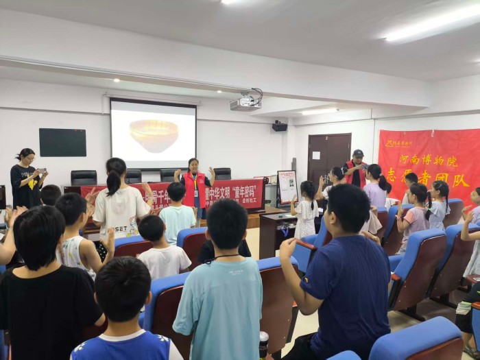 课堂上孩子们积极参与互动活动.jpg
