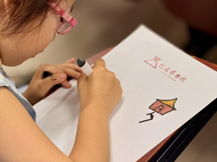 孩子们书写甲骨文.jpg