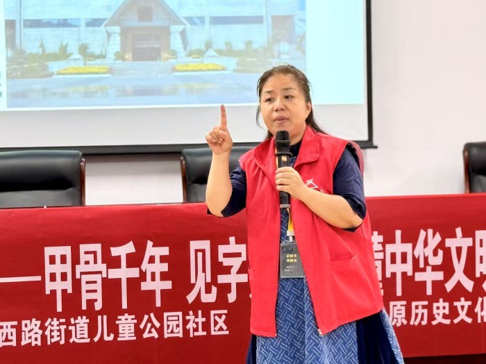 主讲人志愿者张思思老师在课堂上.jpg