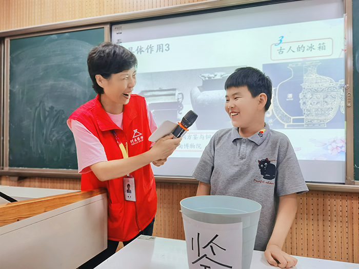 杨非老师与孩子互动，气氛欢快.jpg