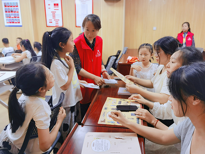活动现场孩子们积极参与活动.jpg