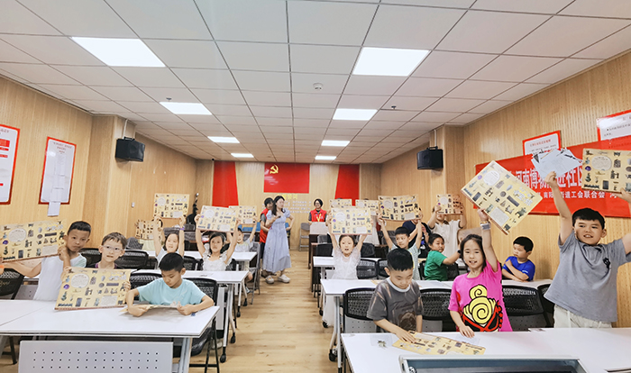 孩子们展示收获的奖品.jpg