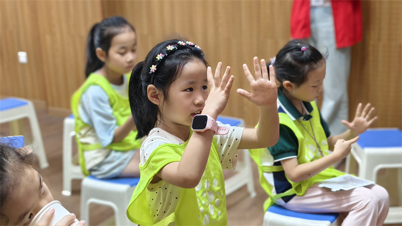孩子们在课堂上积极参与互动.jpg