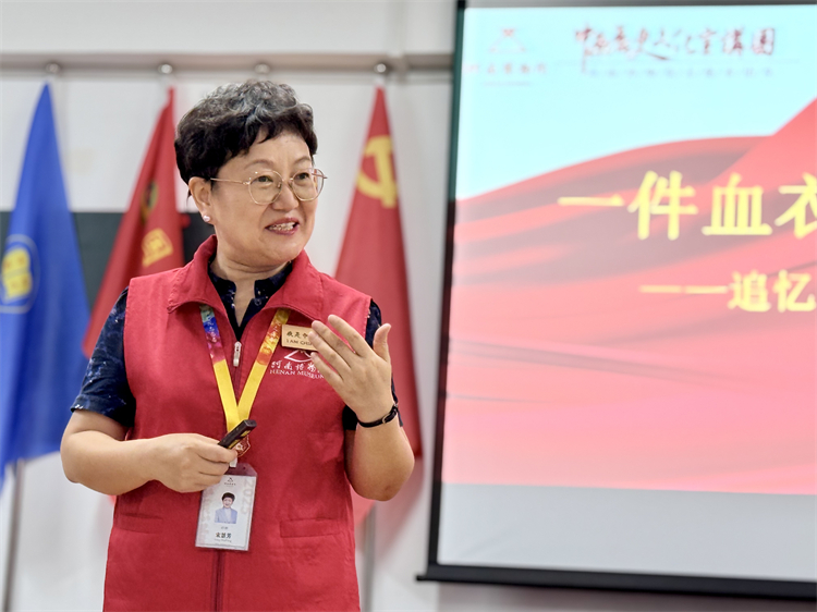 志愿者宋慧芳以一件血衣背后的故事为引，深情讲述了抗日英雄吉鸿昌的壮丽人生.jpg