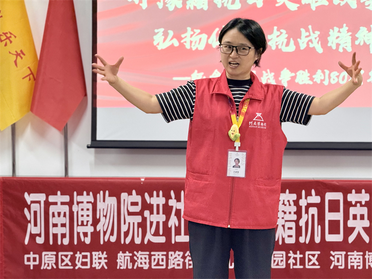 志愿者王亚斐以八十这一特殊数字引出主题，带领孩子们回顾波澜壮阔的抗战历史.jpg