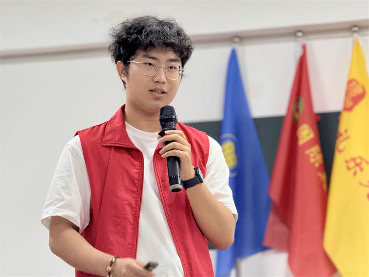 大学生志愿者李晨钊讲述中国人民用智慧和汗水书写治理黄河的奋斗史诗.jpg