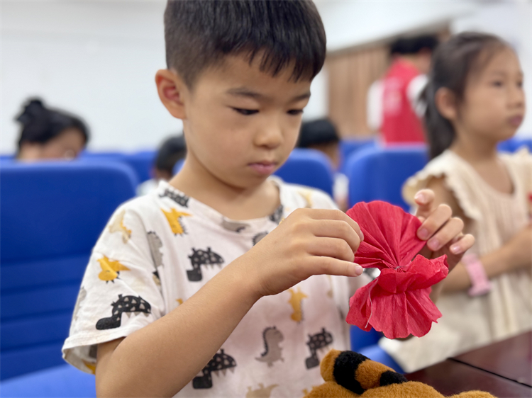 孩子们精心制作献给先烈们的小红花.jpg