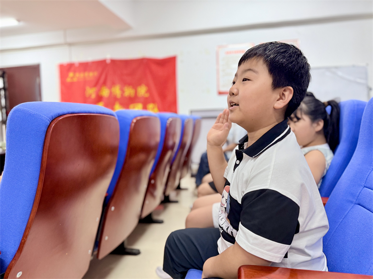 孩子们认真听宣讲.jpg