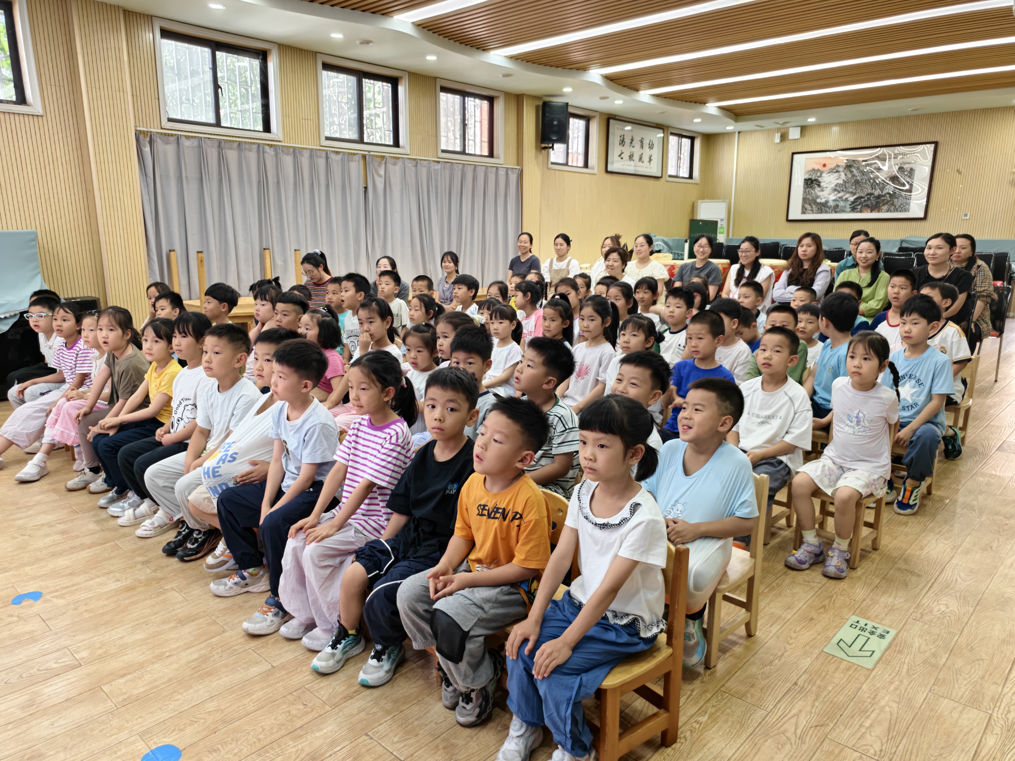 聚精会神听课的小朋友们.jpg