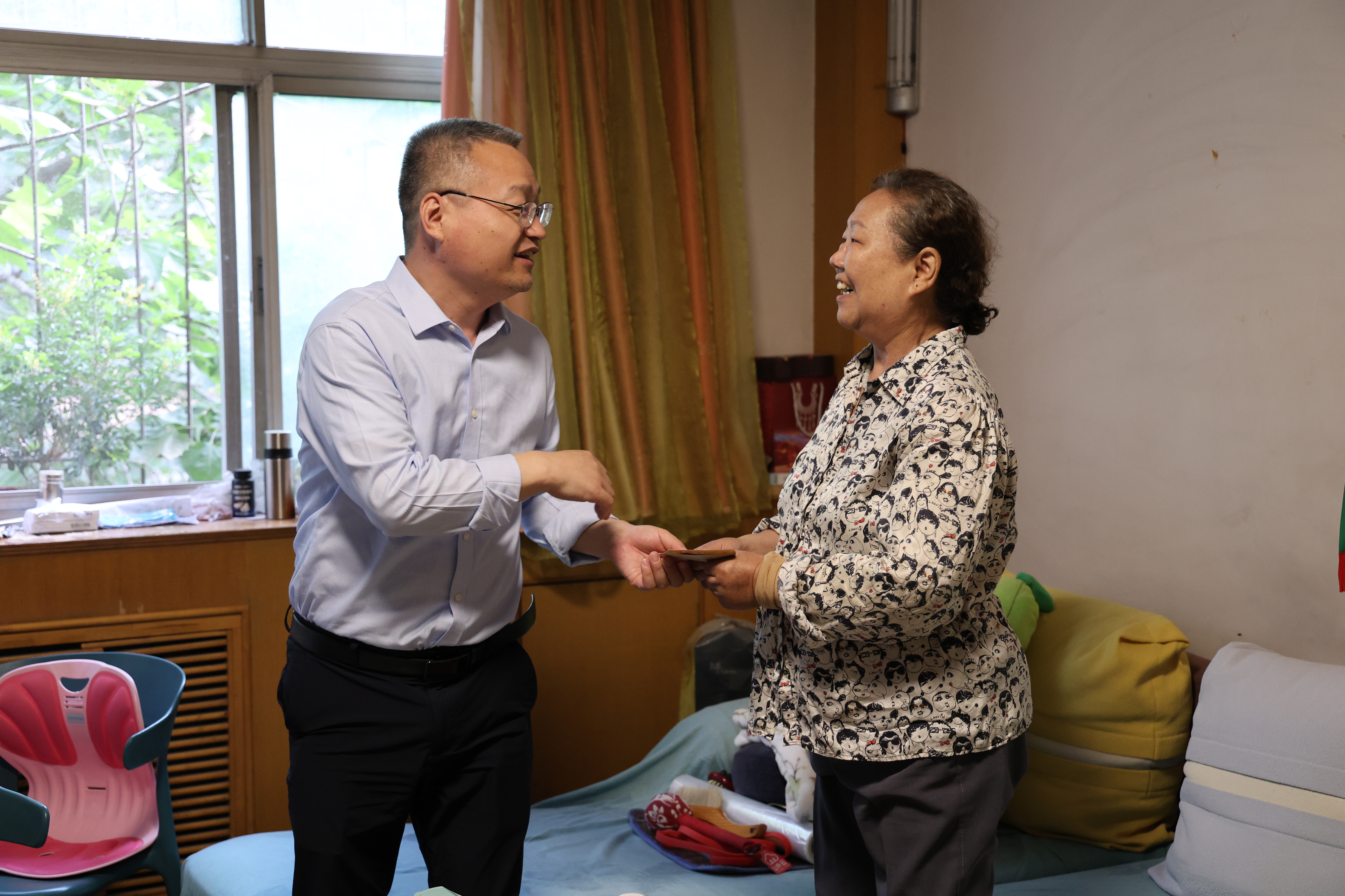 走访慰问老党员1.jpg