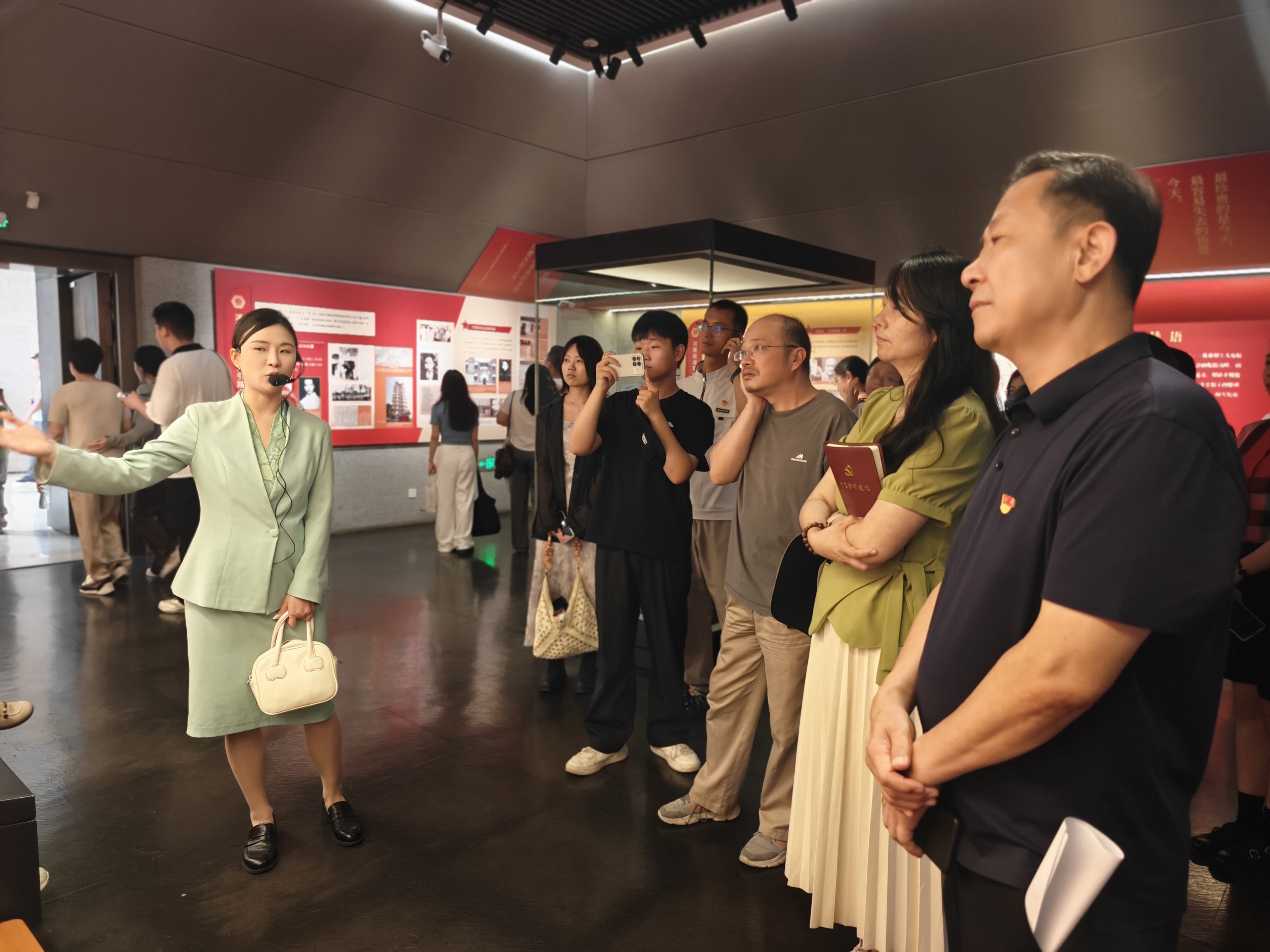 参观展览1.jpg