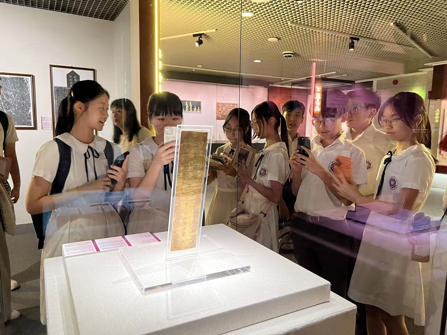 学生参观金简2.jpg