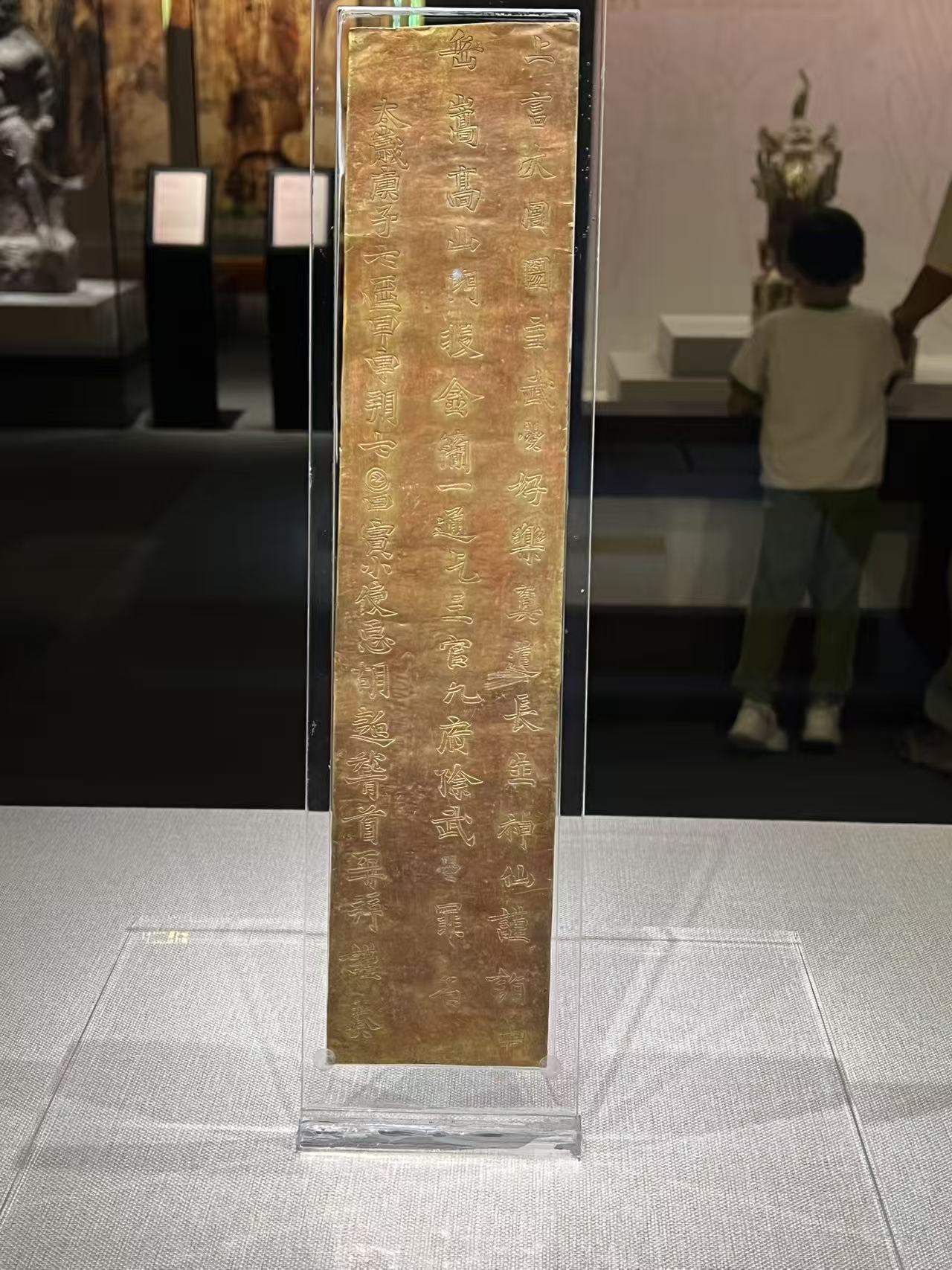 展厅中的金简.jpg