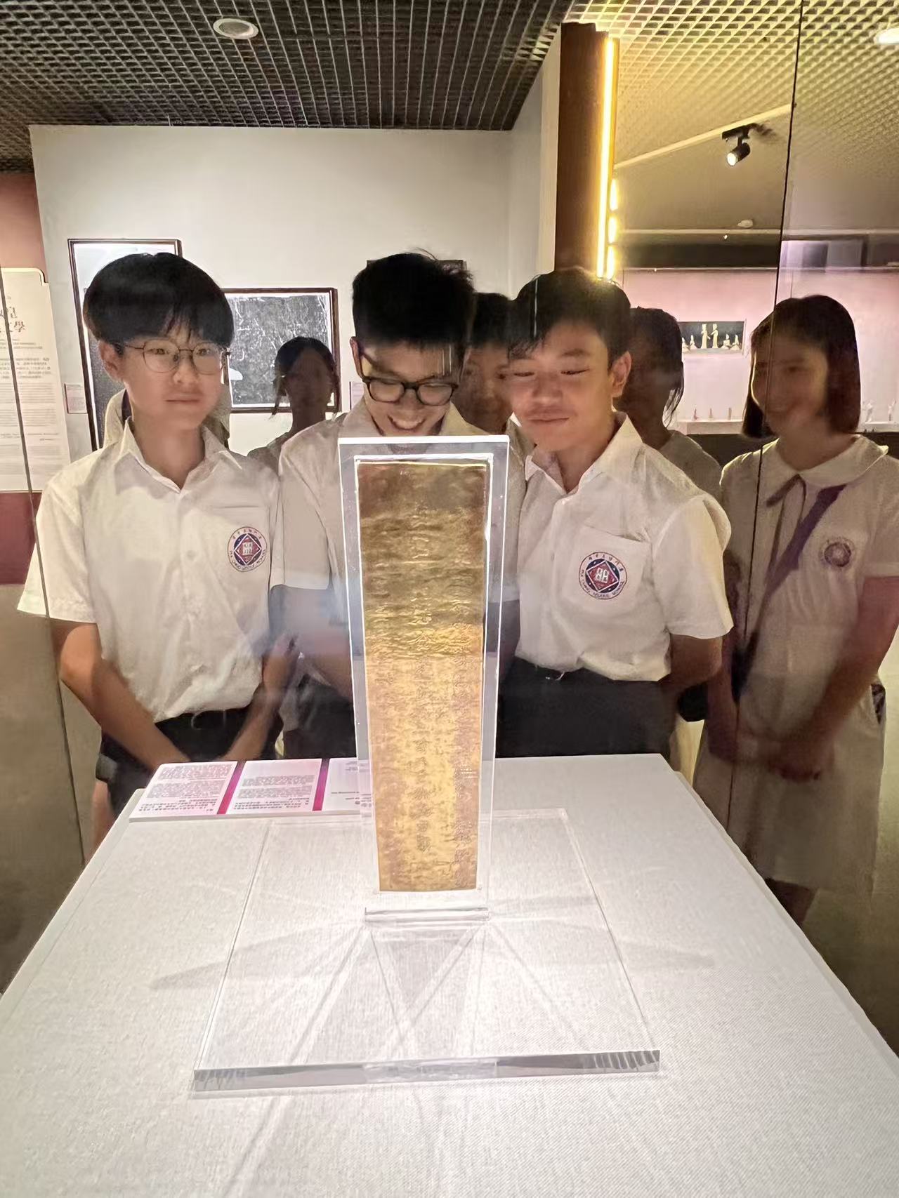 学生参观金简.jpg